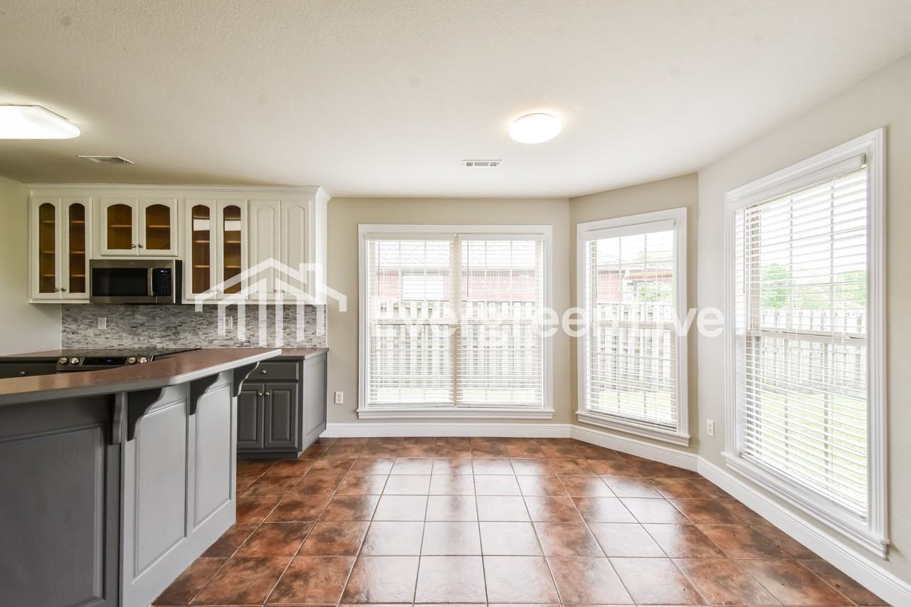 557 N Fox Meadows Ln - Photo 6 of 15