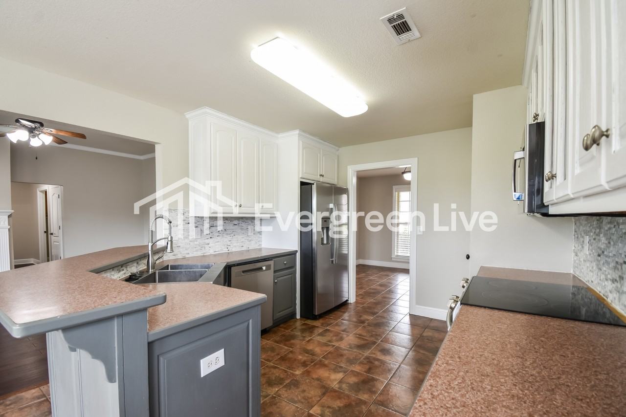 557 N Fox Meadows Ln - Photo 7 of 15