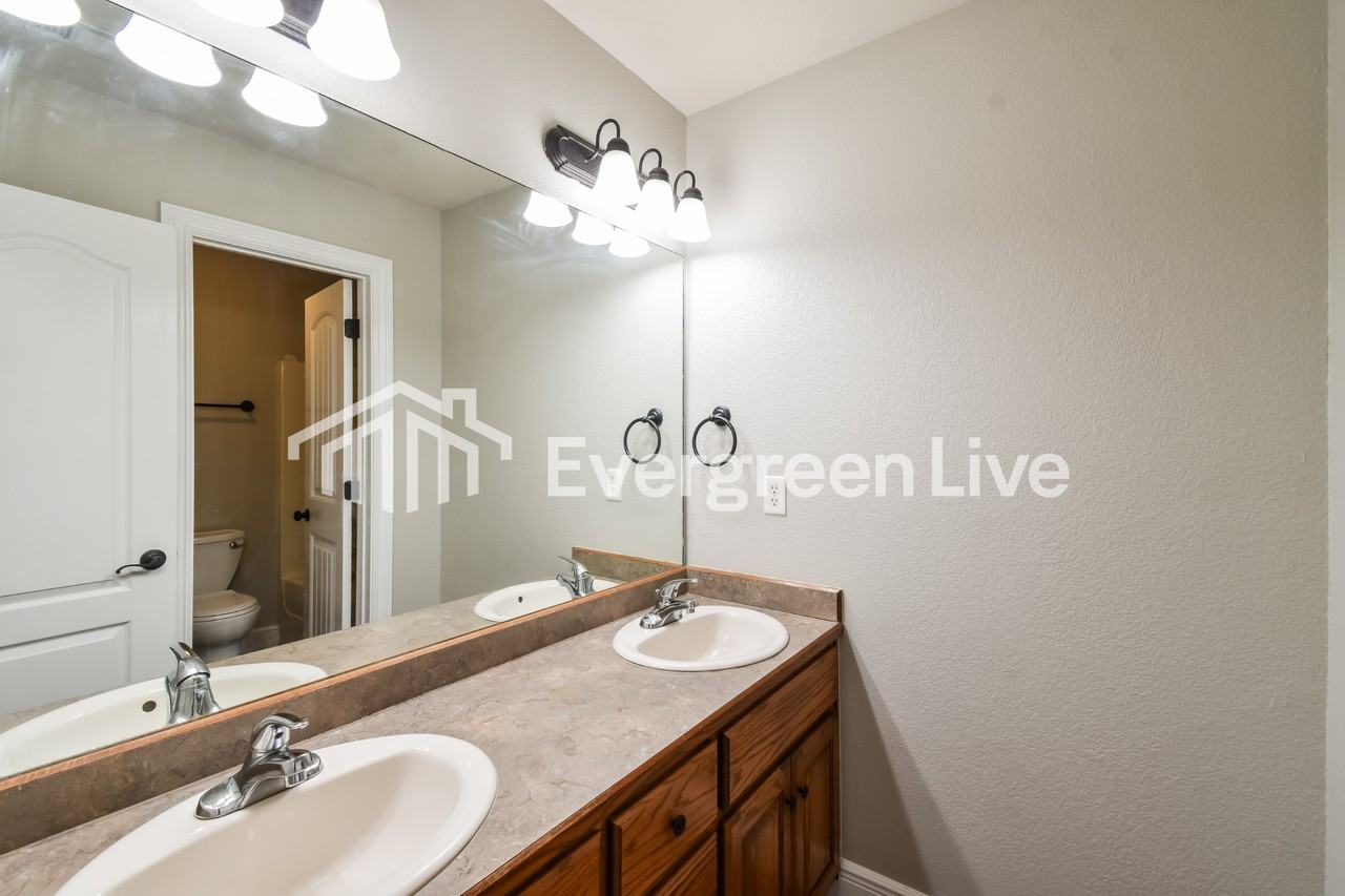 557 N Fox Meadows Ln - Photo 4 of 15