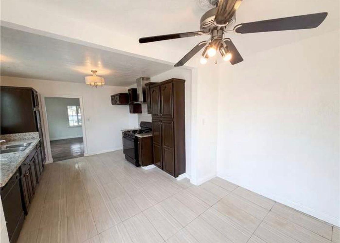 11950 Lee Ave - Photo 4 of 41