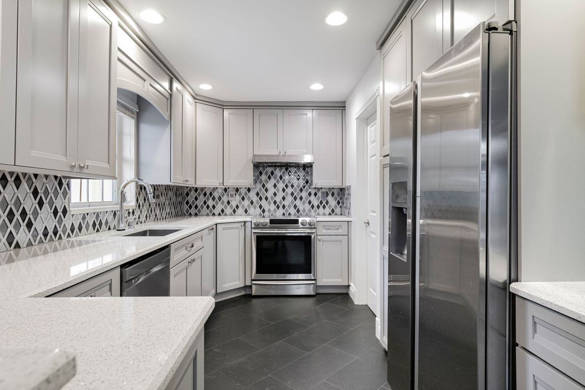 276 Sw 7th Ave - Photo 3 of 17