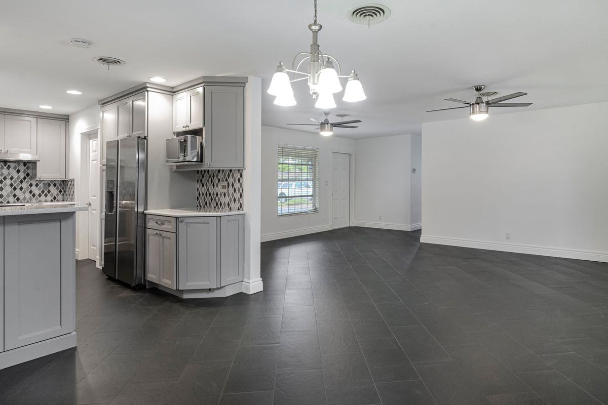 276 Sw 7th Ave - Photo 4 of 17