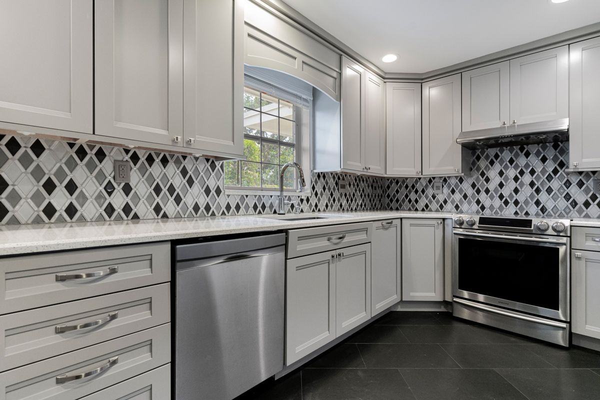 276 Sw 7th Ave - Photo 5 of 17