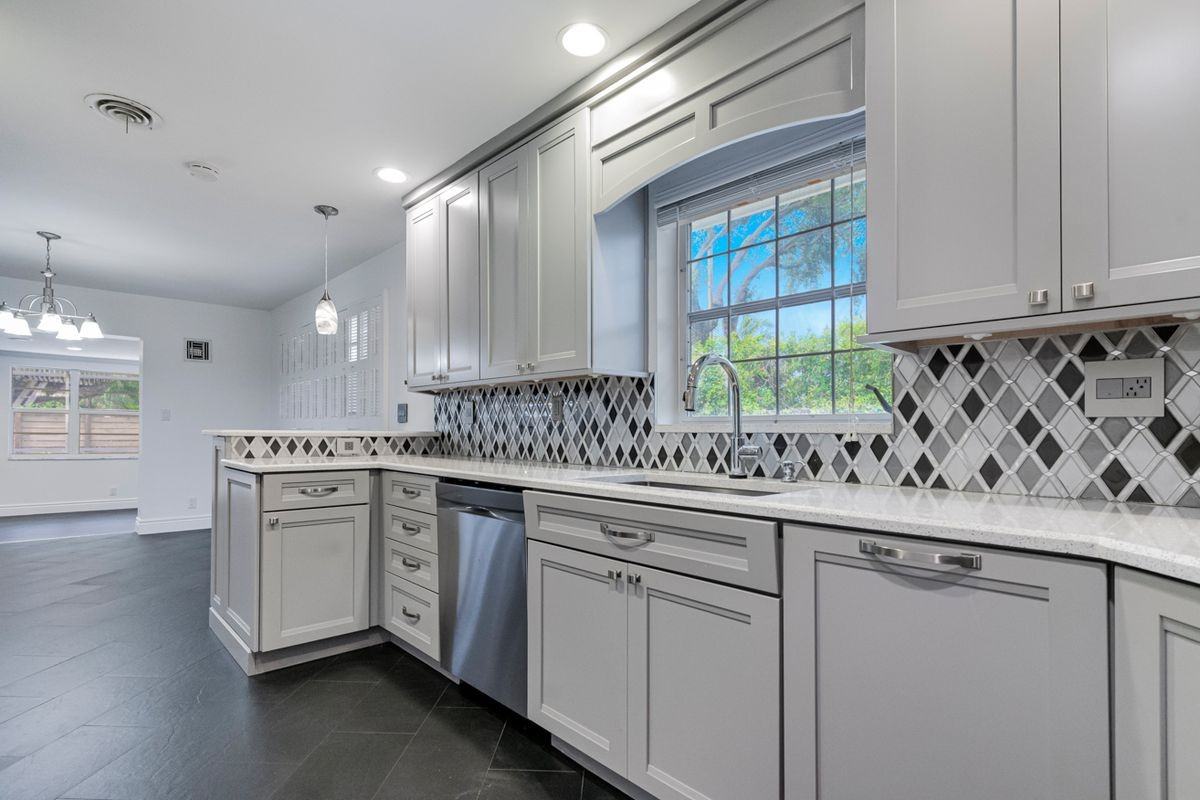 276 Sw 7th Ave - Photo 6 of 17