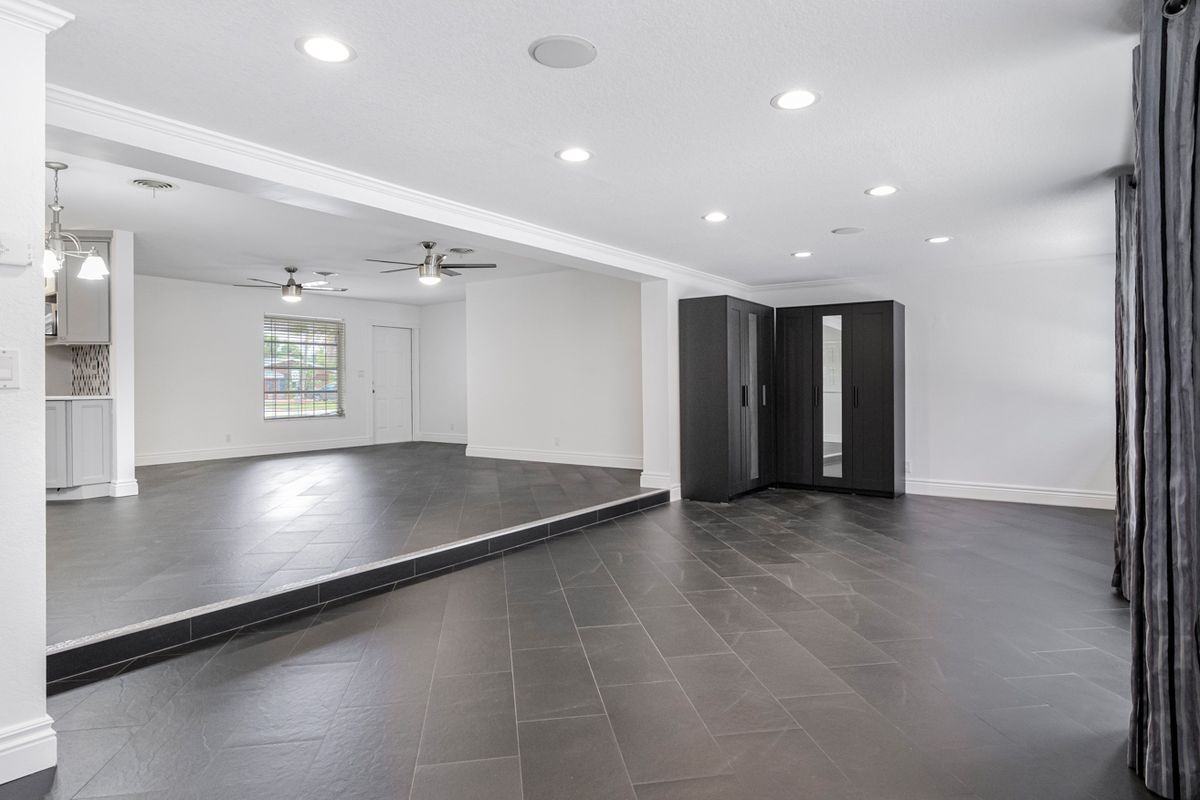 276 Sw 7th Ave - Photo 7 of 17