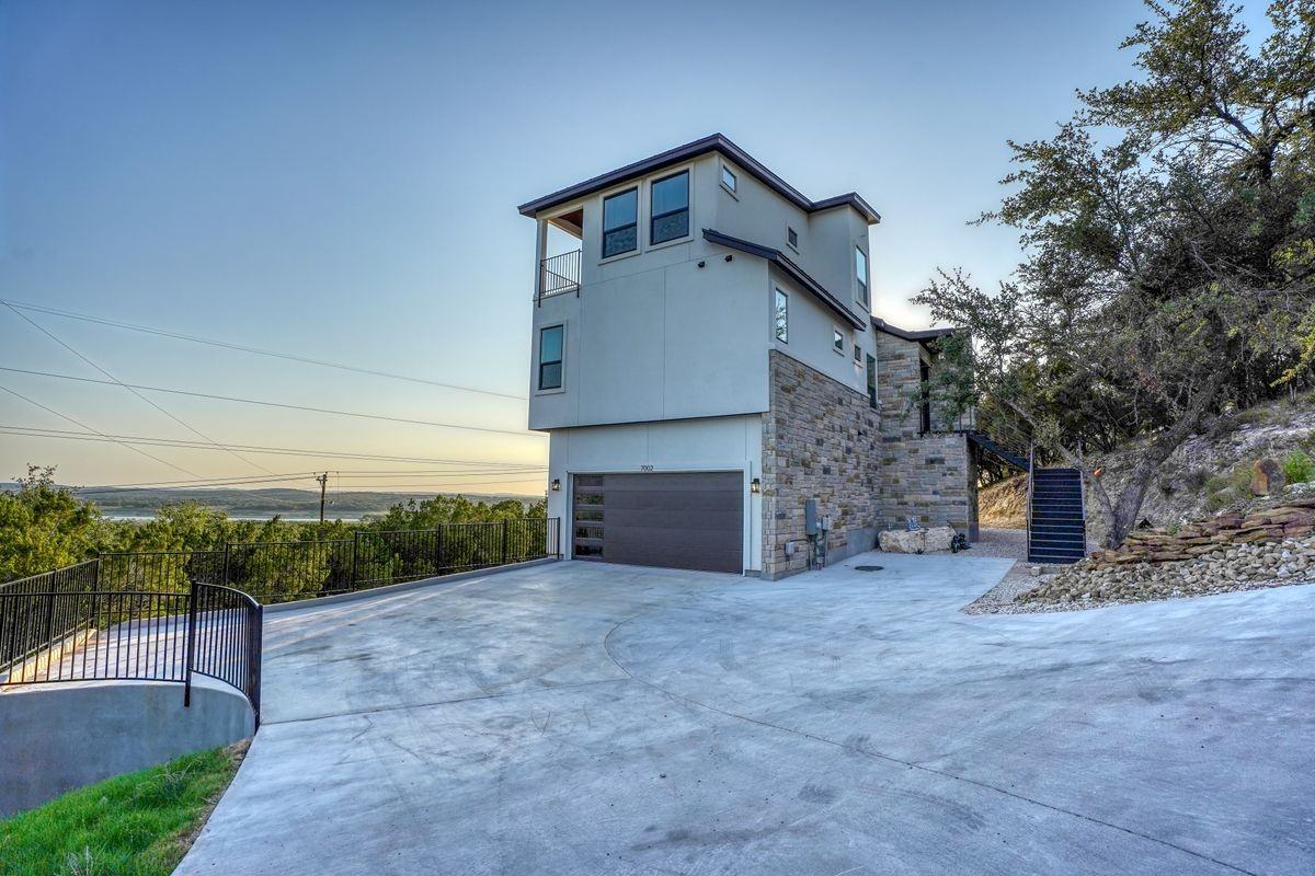 7002 Deepwood Dr - Photo 3 of 43