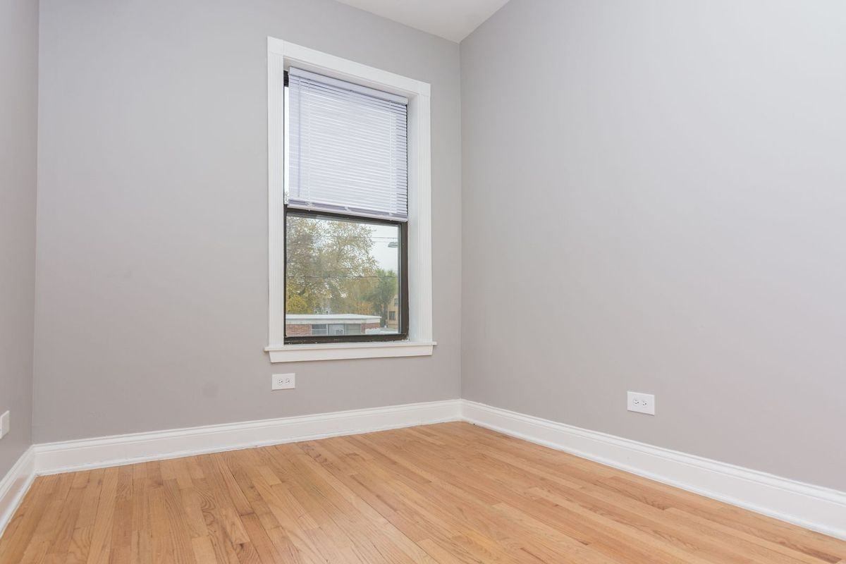 5048 S Laflin St - Photo 4 of 8