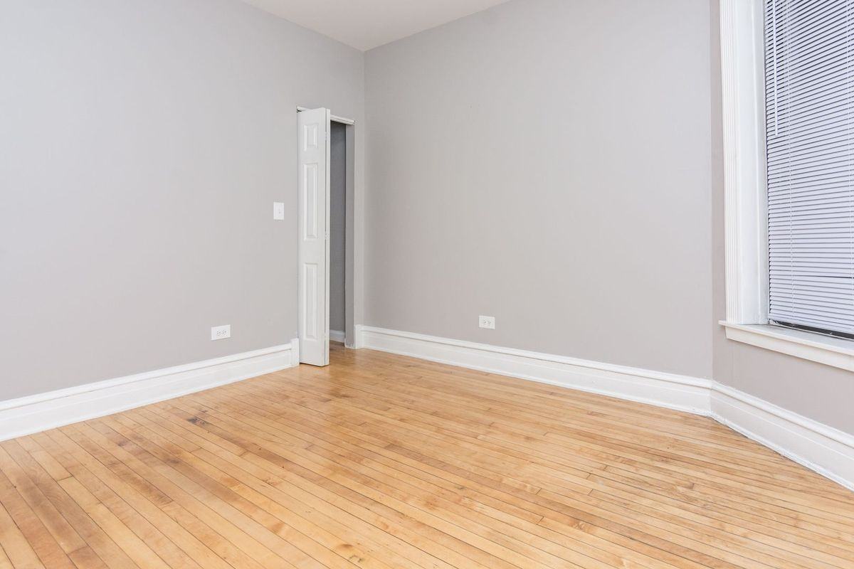 5048 S Laflin St - Photo 5 of 8