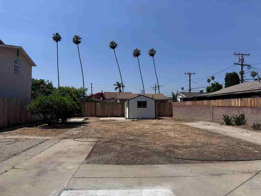 319 N Rowan Ave - Photo 3 of 4