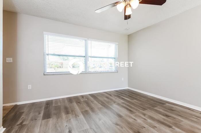 751 Evangeline Ave - Photo 4 of 16