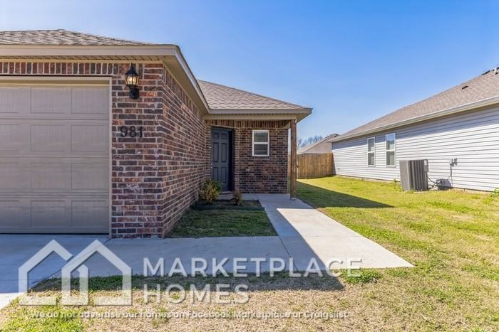 981 E Starling St - Photo 3 of 39