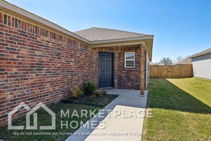 981 E Starling St - Photo 4 of 39