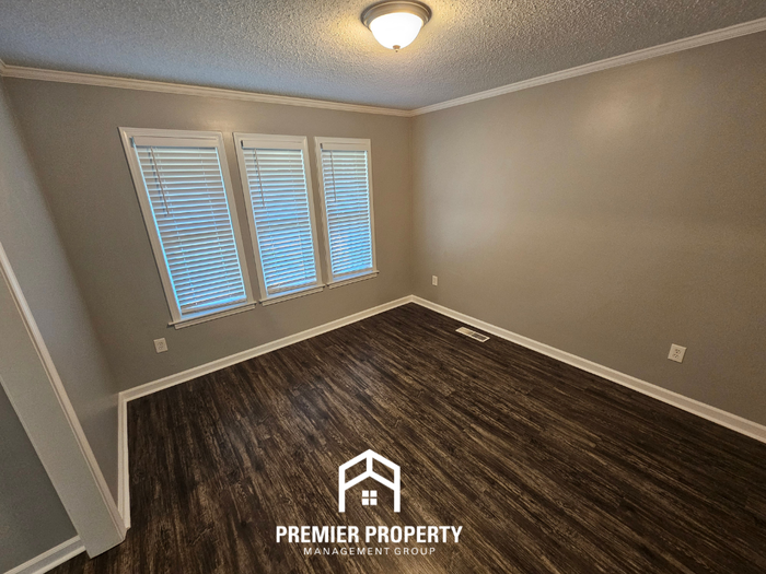 8131 Farmington Blvd - Photo 2 of 24