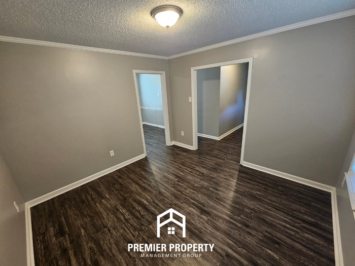8131 Farmington Blvd - Photo 3 of 24
