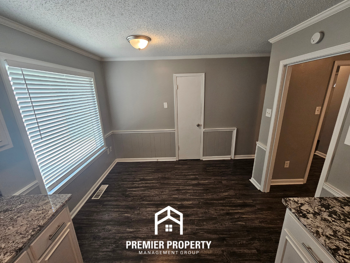 8131 Farmington Blvd - Photo 4 of 24