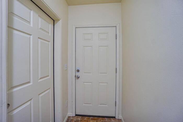 1821 Ne 88th Cir - Photo 3 of 39