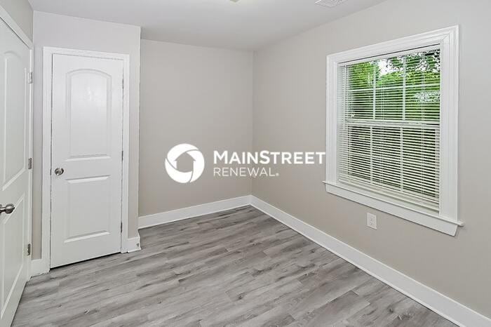 563 Sandridge St - Photo 3 of 15