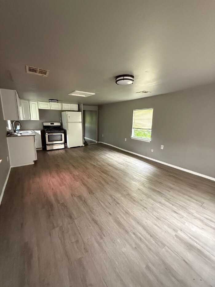 1222 Nw 8th St - Photo 2 of 7