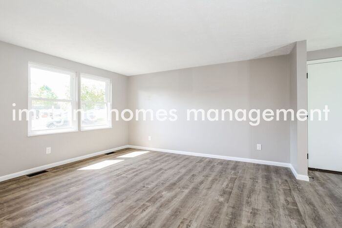 494 Waycross Rd - Photo 4 of 14