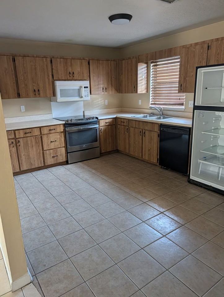 814 N Saint Clair Abrams Ave - Photo 3 of 6