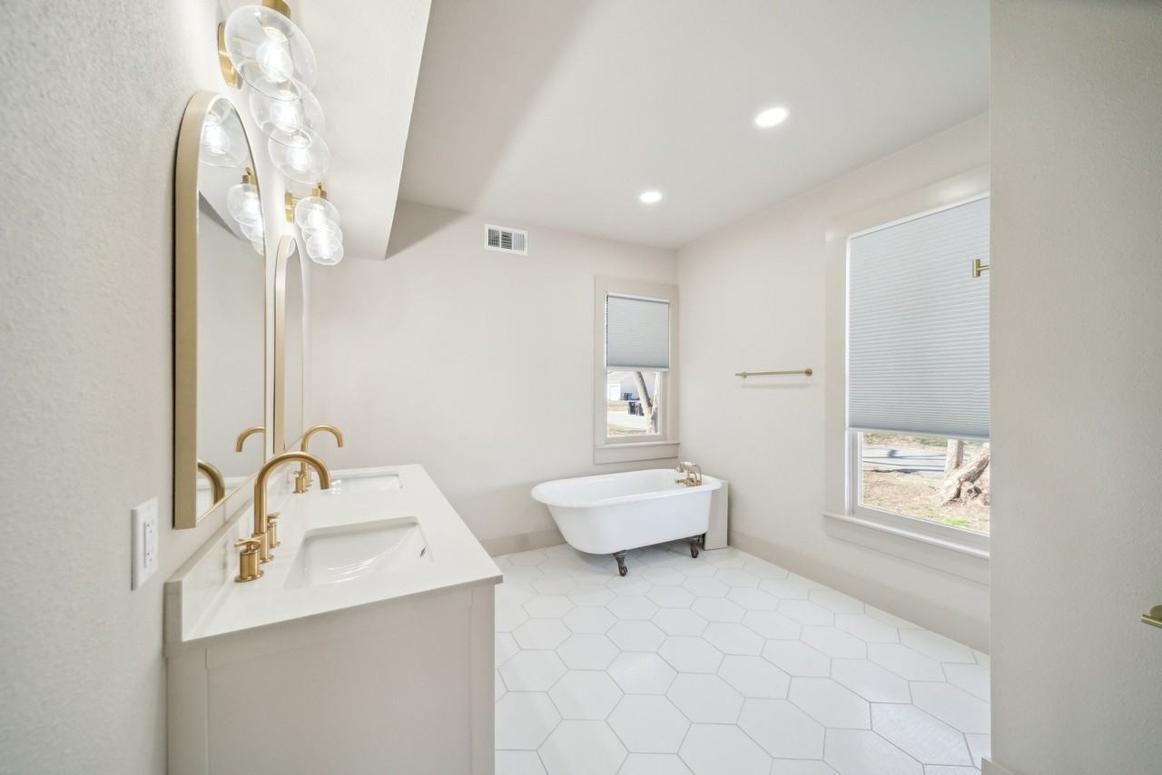 221 W Detroit St #NA - Photo 3 of 12