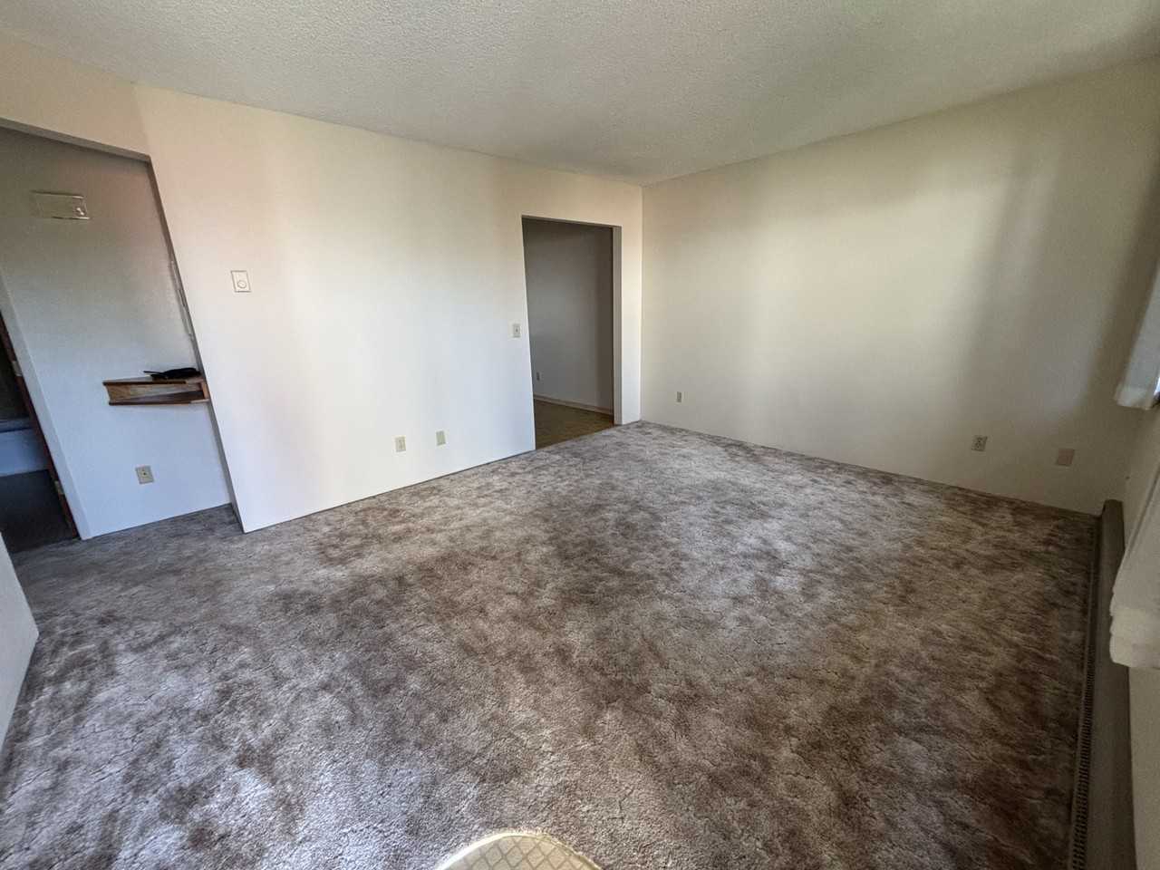 323 Ne C St - Photo 2 of 5