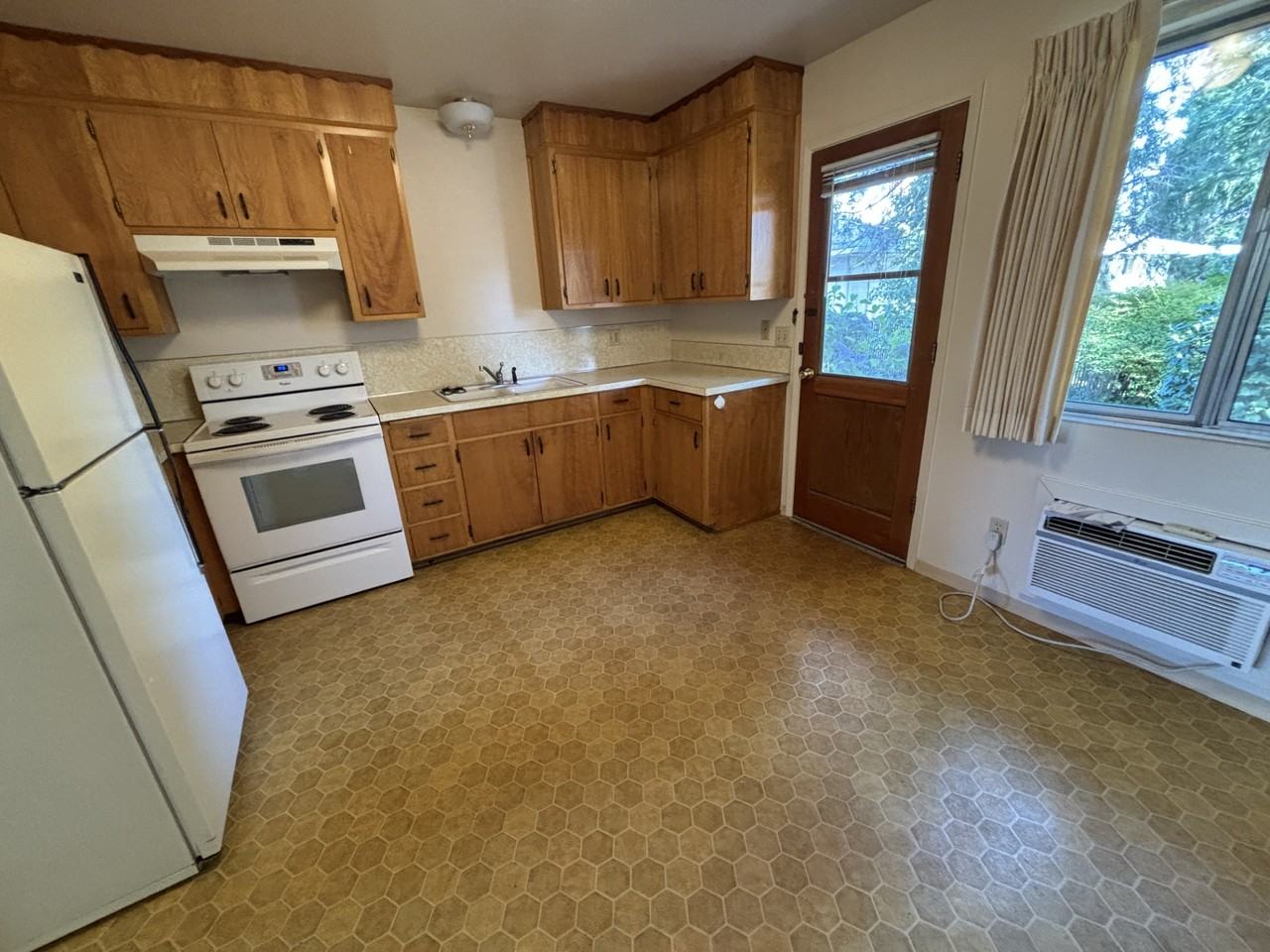 323 Ne C St - Photo 3 of 5