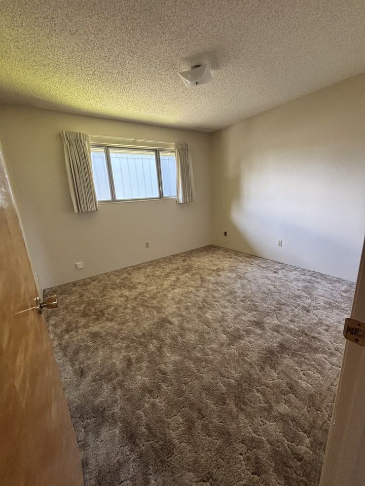 323 Ne C St - Photo 4 of 5