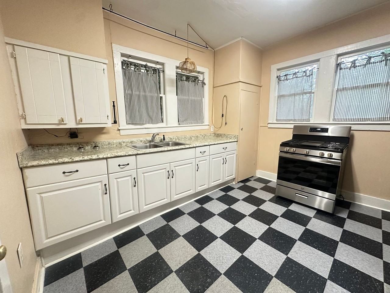 1340 Lincoln St - Photo 4 of 11