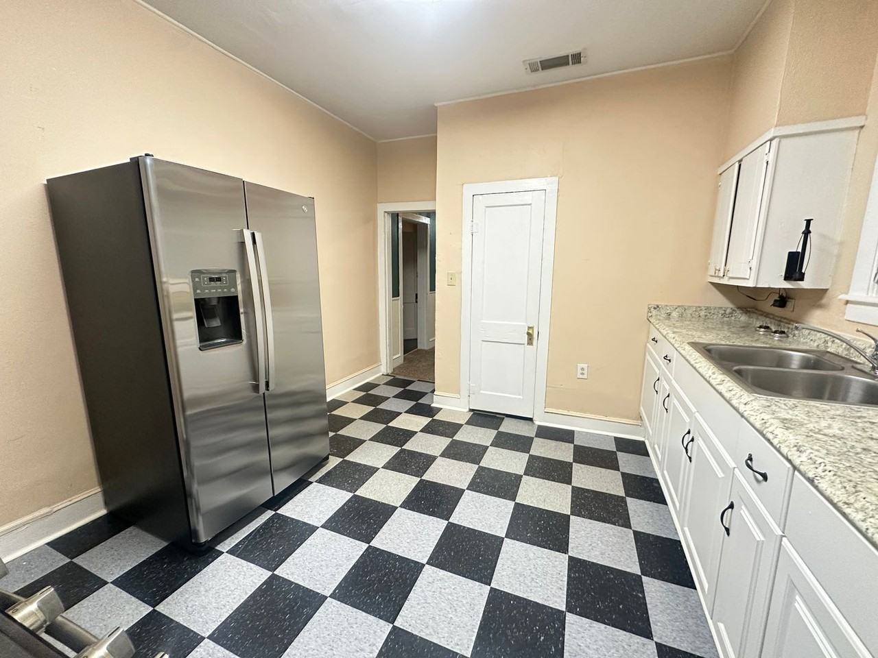 1340 Lincoln St - Photo 5 of 11