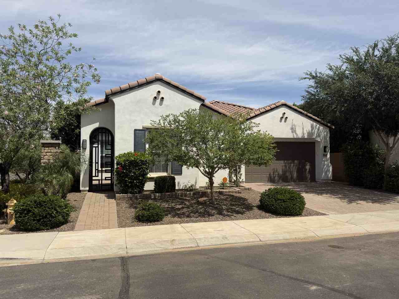 660 W Cantebria Dr - Photo 2 of 15