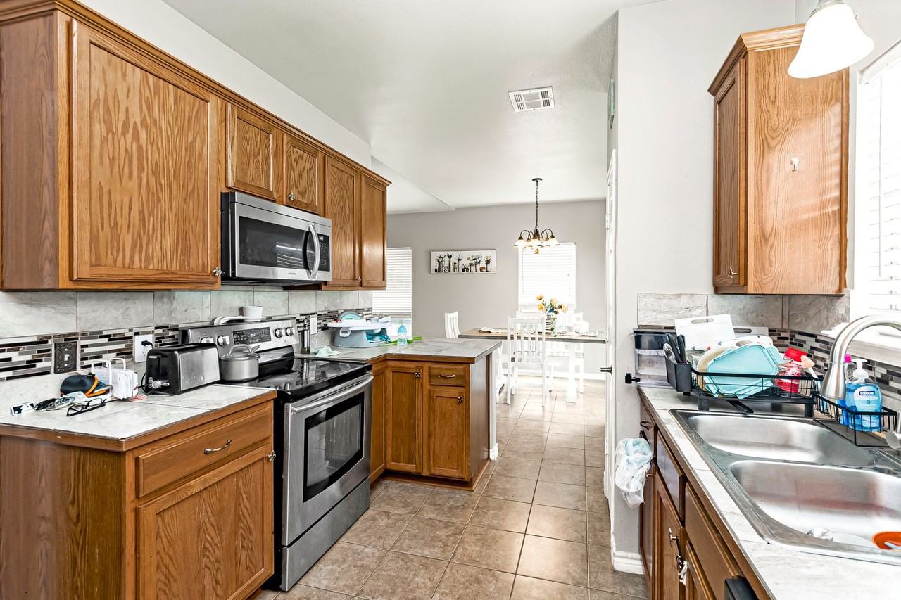 23592 Country Manor Ave - Photo 3 of 12