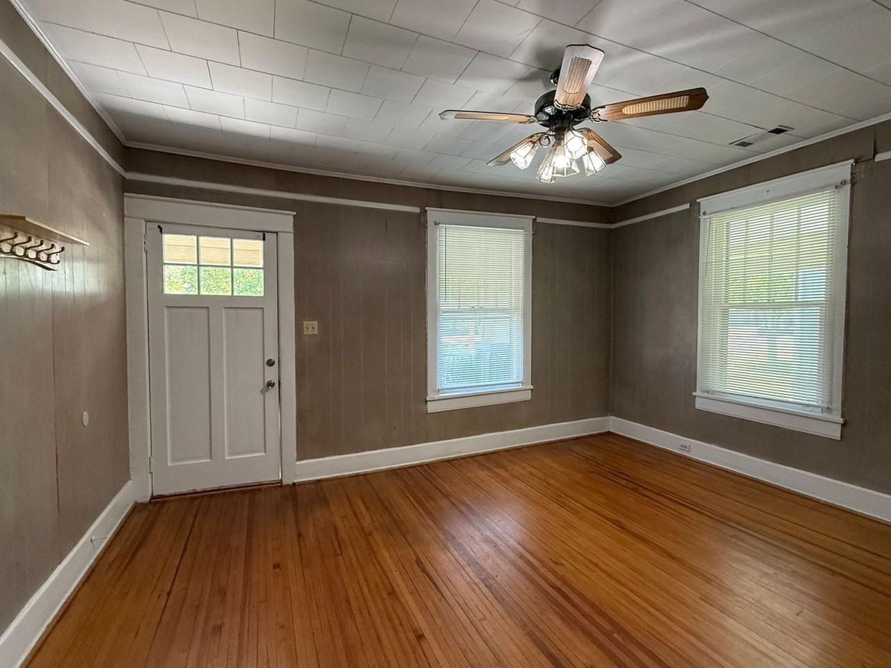 325 Walnut St - Photo 4 of 26