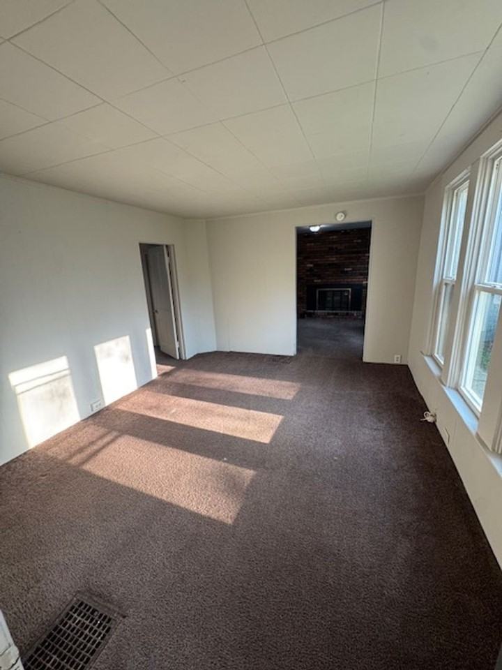 1342 Guthrie St - Photo 2 of 8