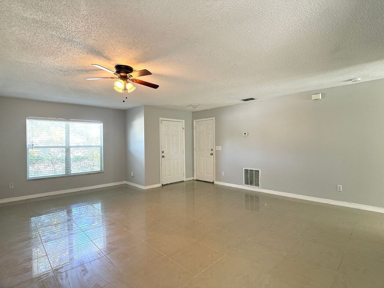 781 Palmera St - Photo 5 of 26