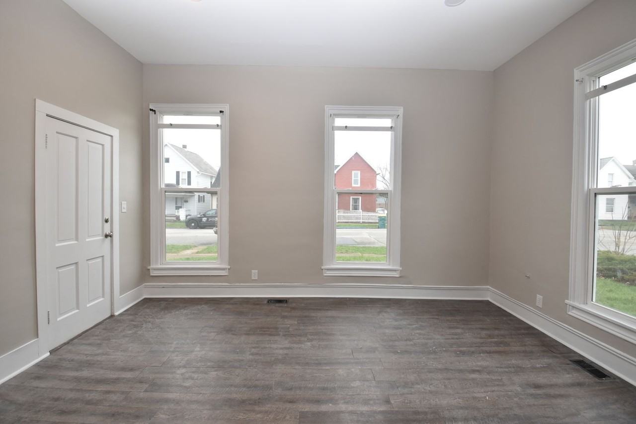 434 W Lawrence St - Photo 4 of 13