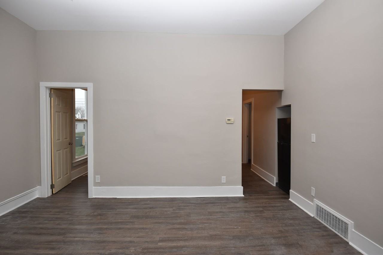 434 W Lawrence St - Photo 5 of 13