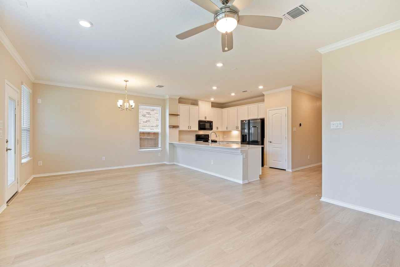 1917 Stinnett Dr - Photo 4 of 19