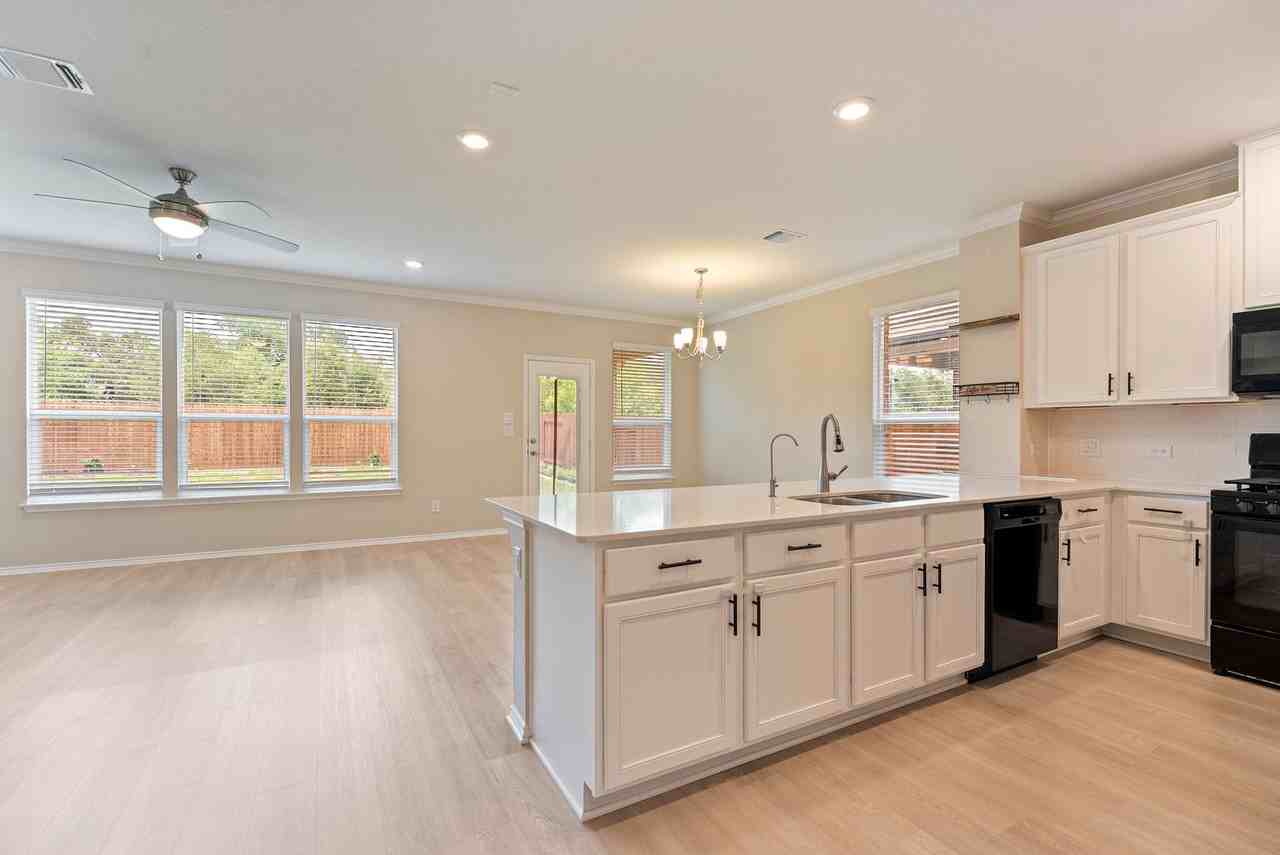 1917 Stinnett Dr - Photo 5 of 19