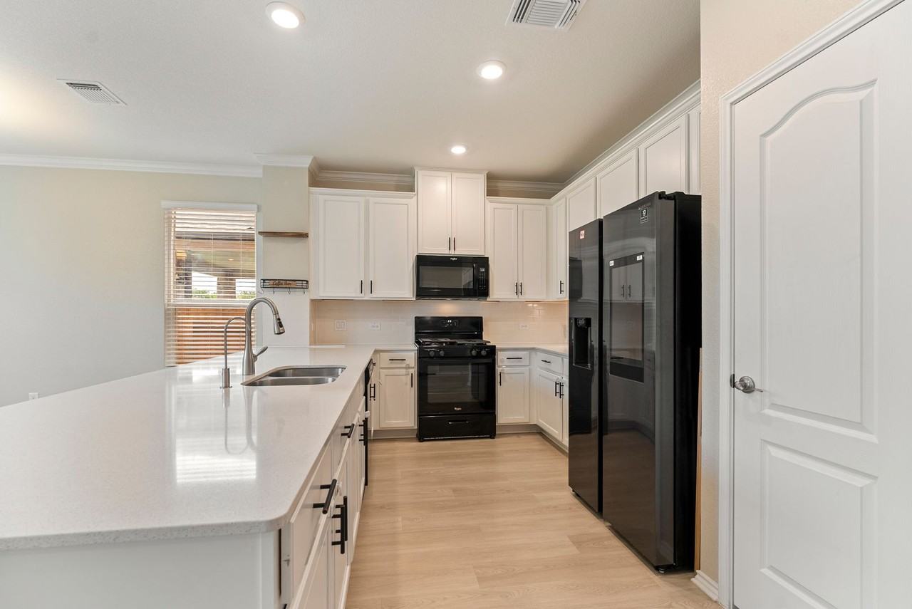 1917 Stinnett Dr - Photo 6 of 19