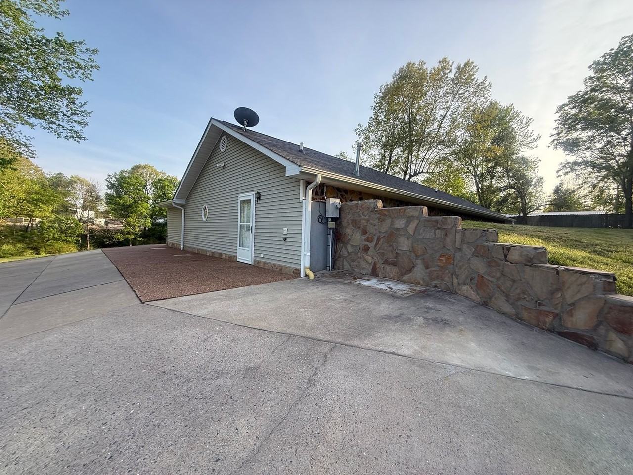 128 Sills Ln - Photo 2 of 39