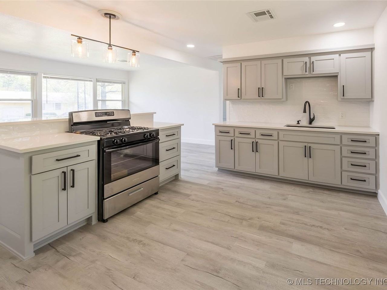 1830 N New Haven Ave - Photo 2 of 14