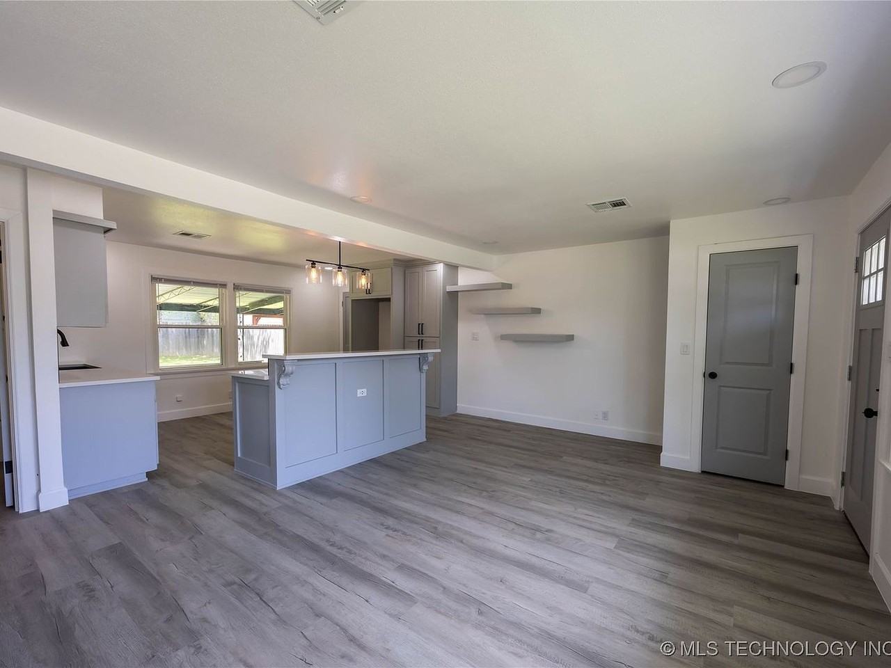 1830 N New Haven Ave - Photo 3 of 14