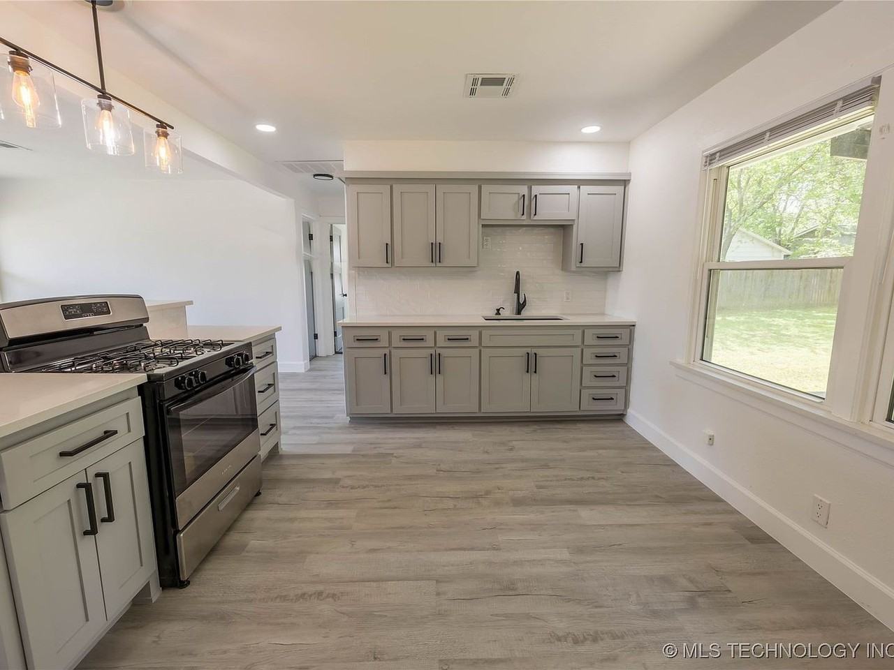 1830 N New Haven Ave - Photo 4 of 14