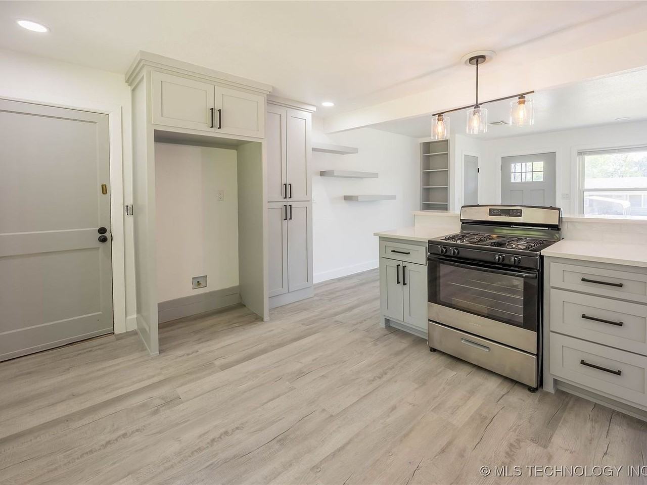 1830 N New Haven Ave - Photo 6 of 14