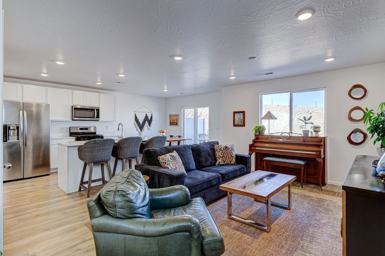 3333 E Big Bend Ln - Photo 3 of 32