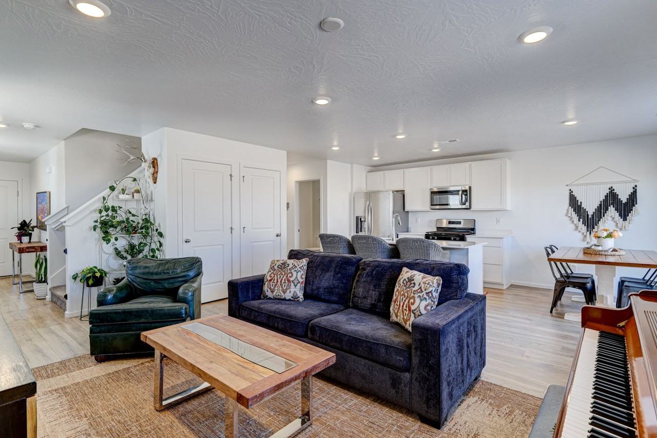 3333 E Big Bend Ln - Photo 4 of 32