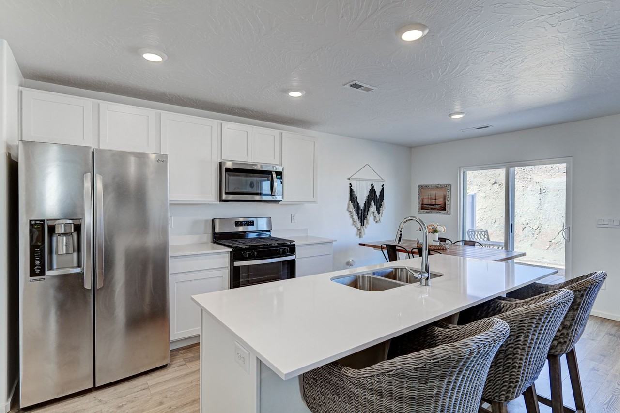 3333 E Big Bend Ln - Photo 6 of 32