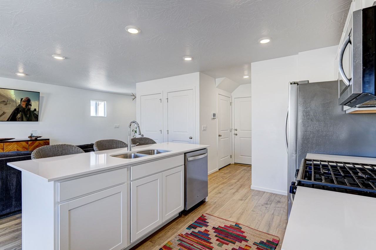 3333 E Big Bend Ln - Photo 7 of 32