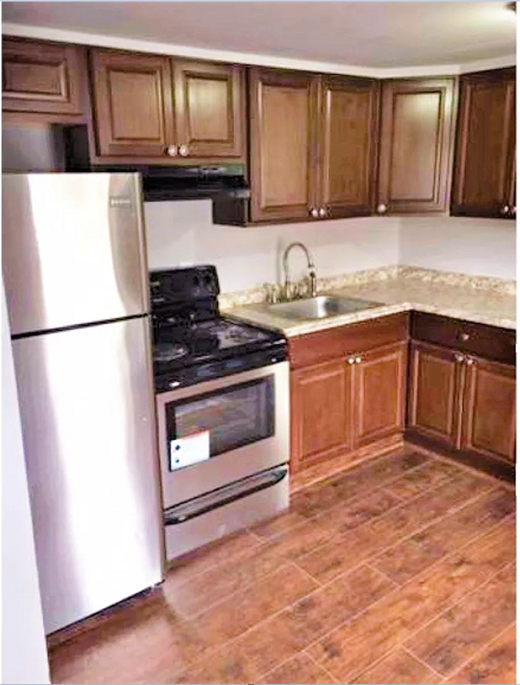 326 N Charlotte St - Photo 5 of 6